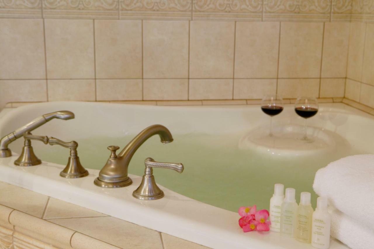 Queen Room Spa Bath